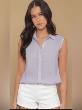 Uniqlo Sleeveless Button-Down Top in Light Lavender